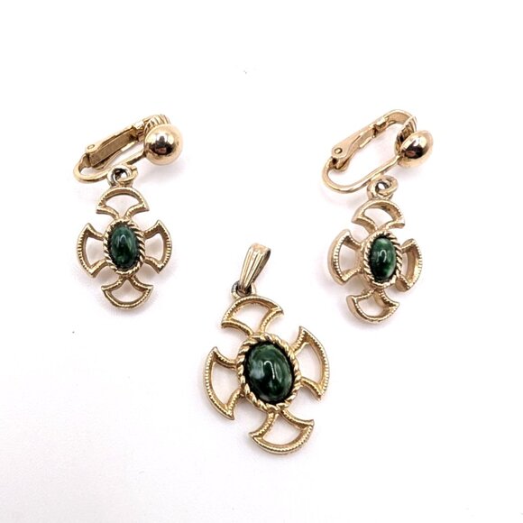 Vtg Avon Celtic Cross Gold Tone Green Stone Pendant and Clip-On Earrings Set VGC - Picture 1 of 9
